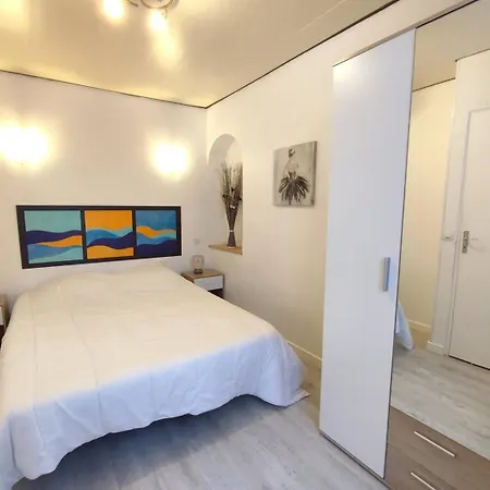 Appartement Au Centre De Et à 500m De La - Ref 665 *