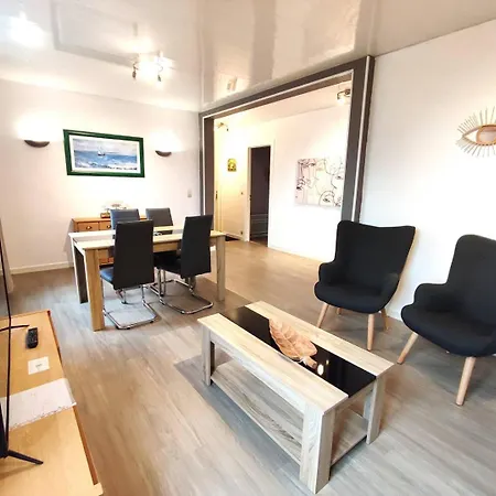Au Centre De Et à 500m De La - Ref 665 Appartement *